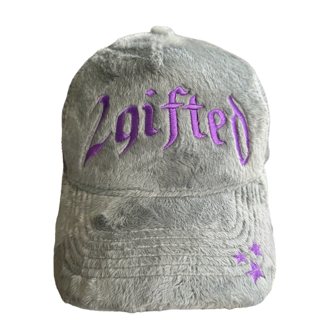 “arch logo” fuzzy trucker hat (gray/purple)